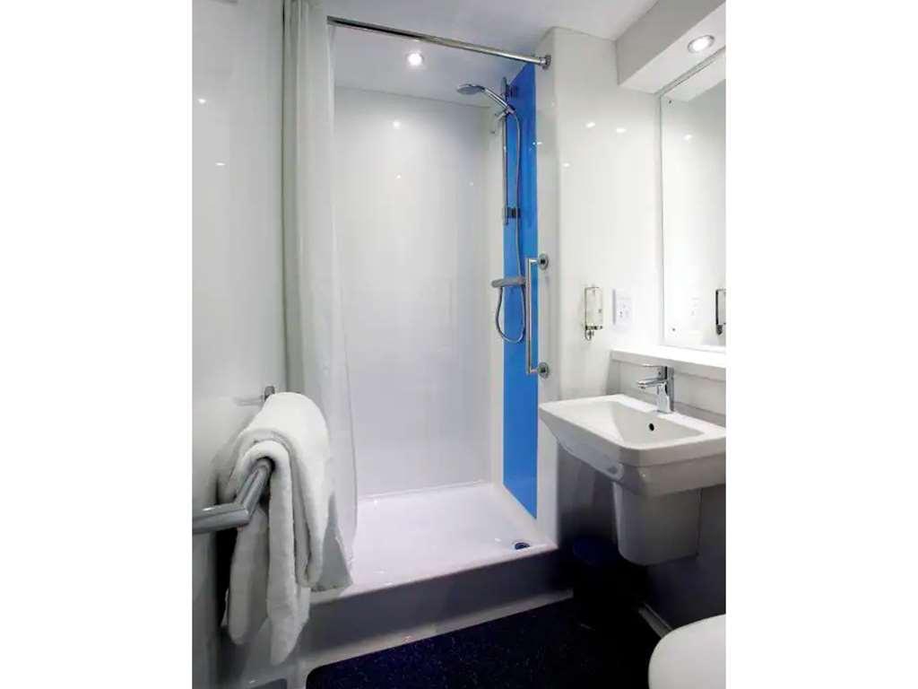 Travelodge London Central Bank Room photo