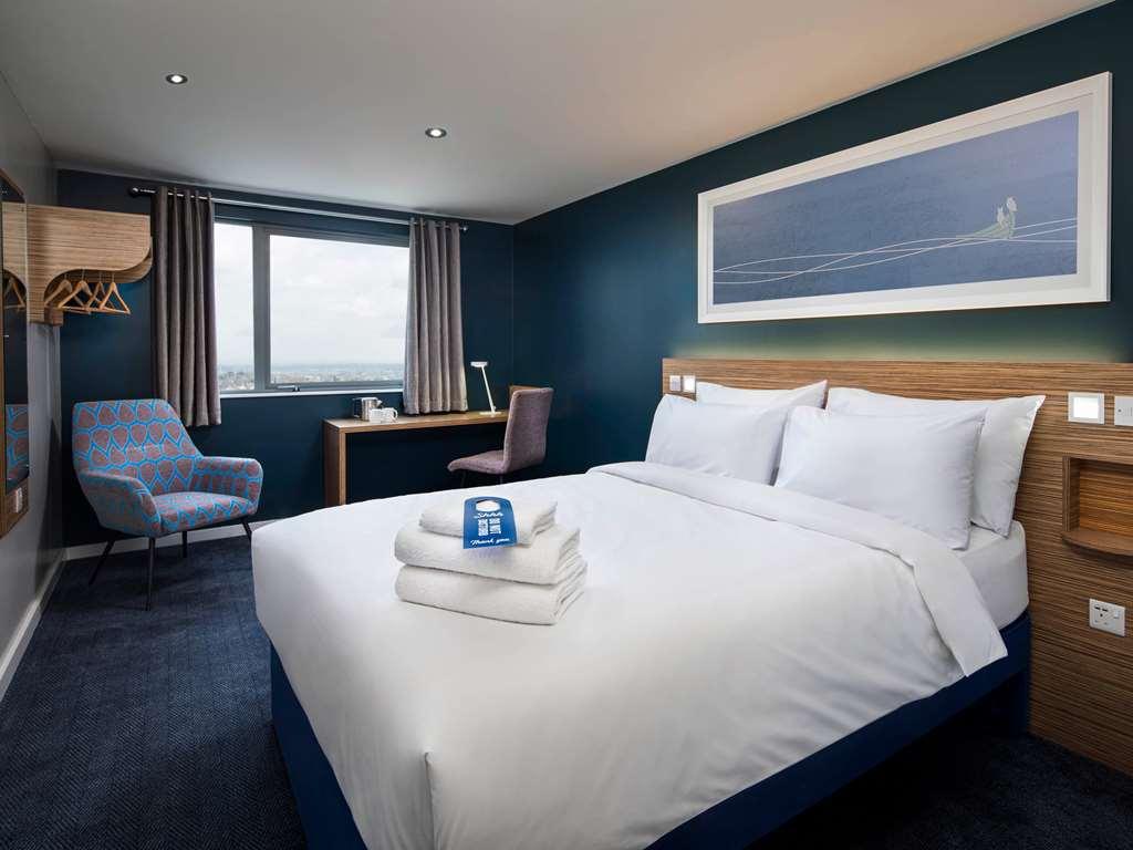 Travelodge London Central Bank Room photo