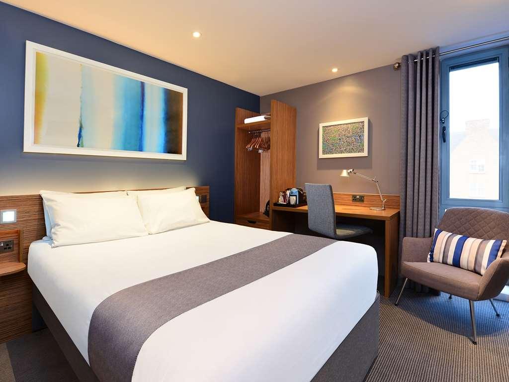 Travelodge London Central Bank Room photo