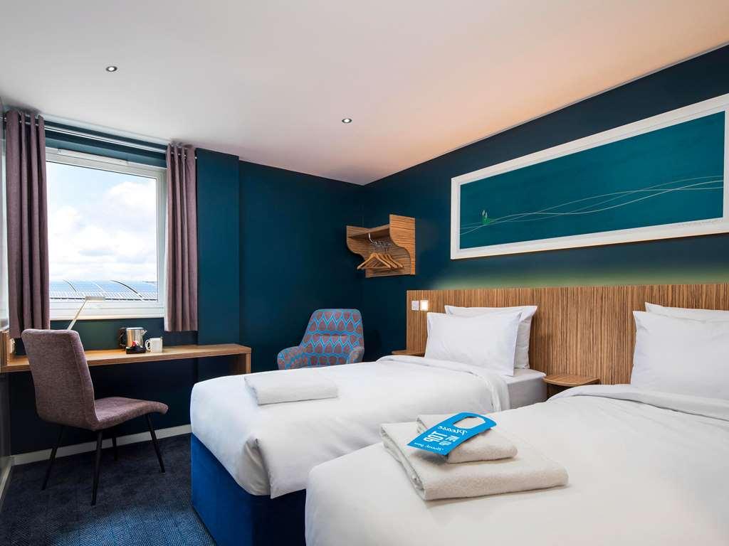 Travelodge London Central Bank Room photo