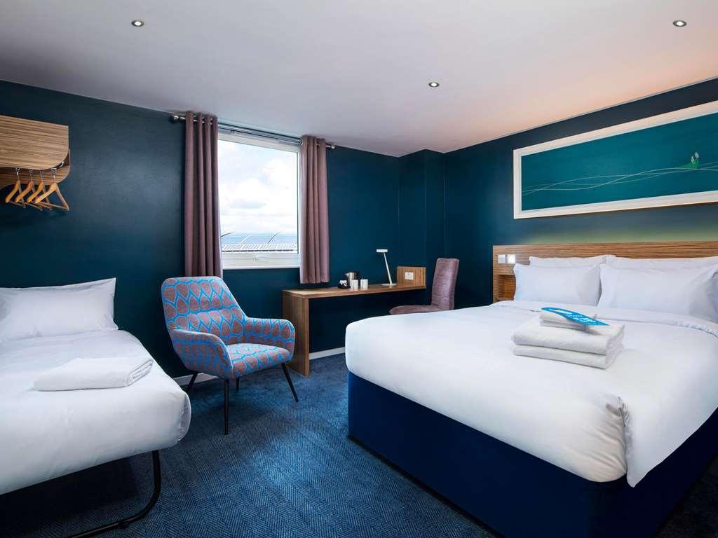 Travelodge London Central Bank Room photo