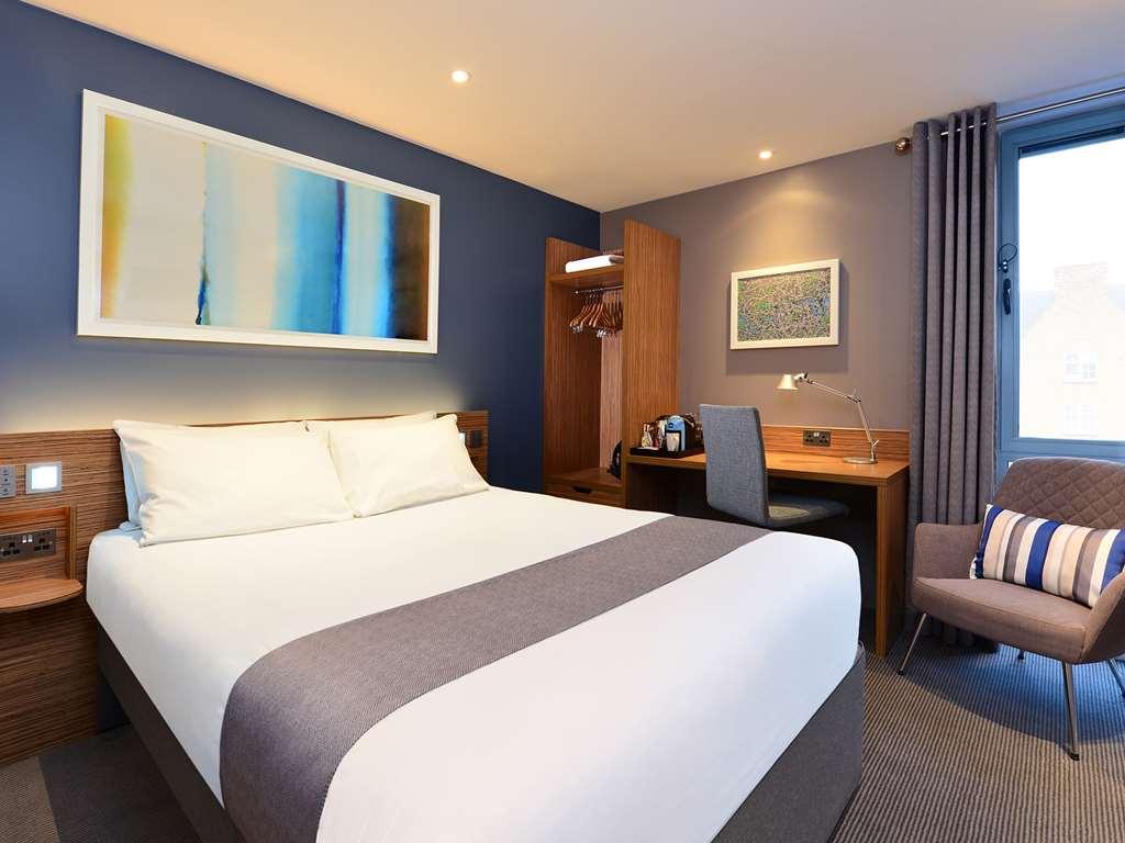 Travelodge London Central Bank Room photo
