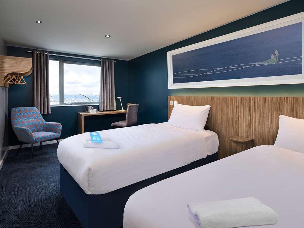 Travelodge London Central Bank Room photo