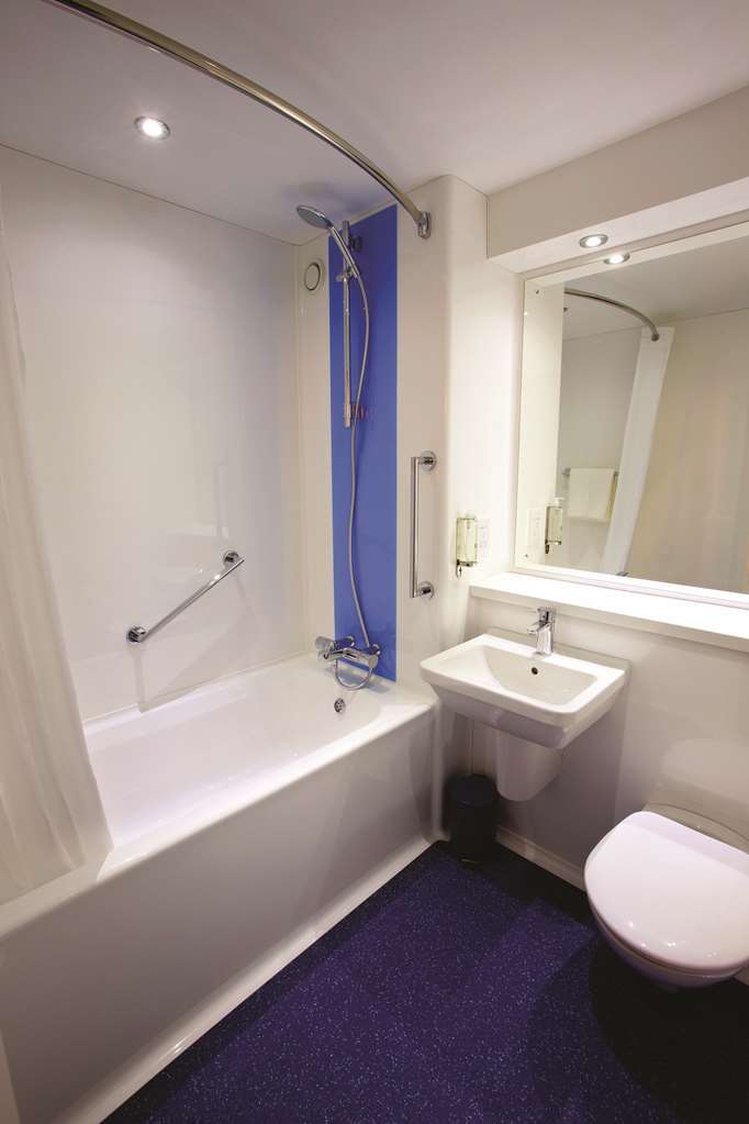 Travelodge London Central Bank Room photo