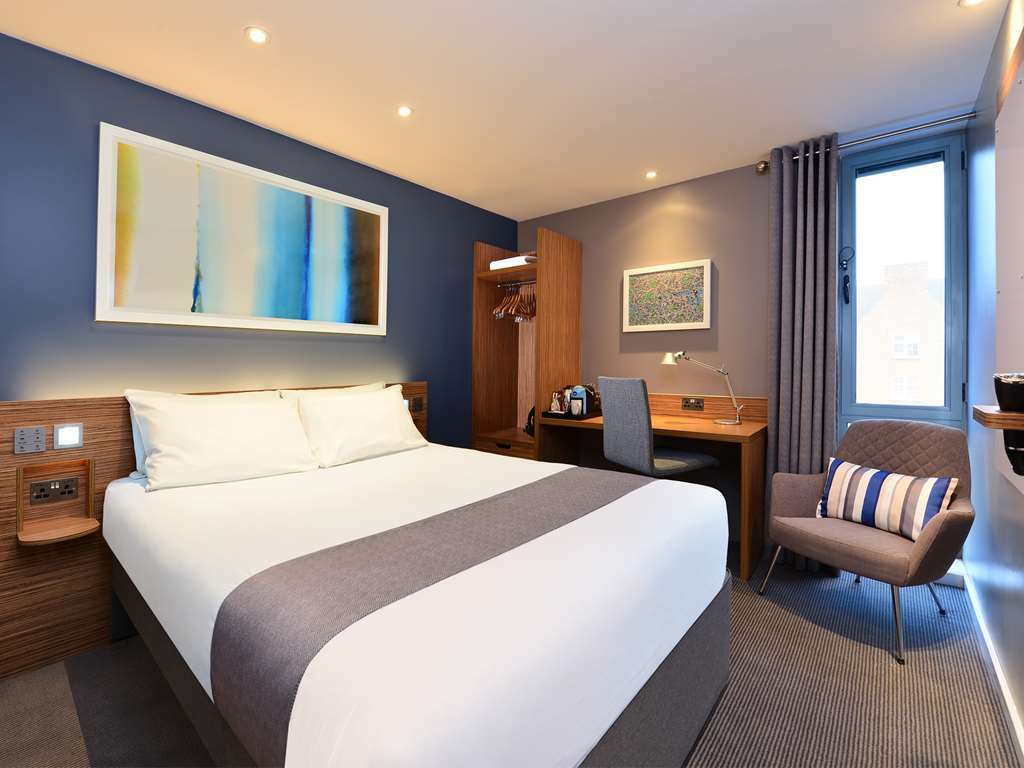 Travelodge London Central Bank Room photo